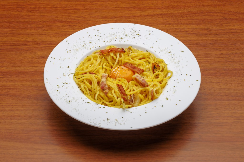<strong>Creamy Carbonara w/2 kinds of Bacon</strong>　1,200<small>yen</small><br>