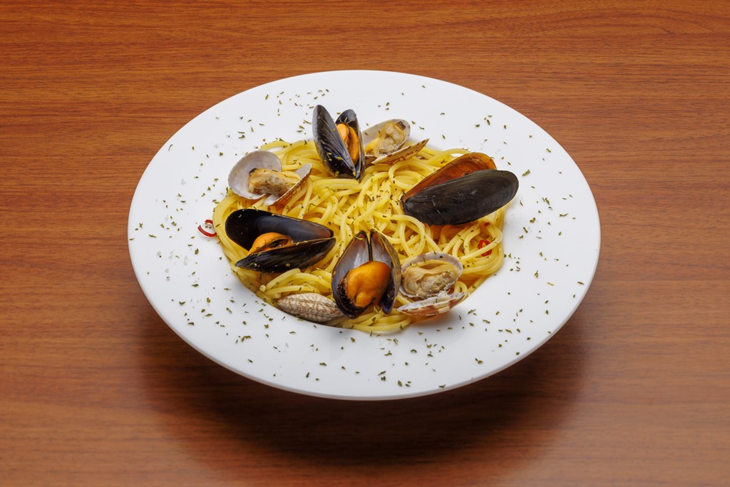 <strong>Spaghetti Vongole w/White Clam Sauce</strong>　1,200<small>yen</small><br>