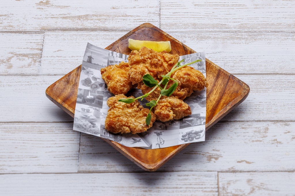 <strong>Chicken Fritters</strong>　880<small>yen</small><br>