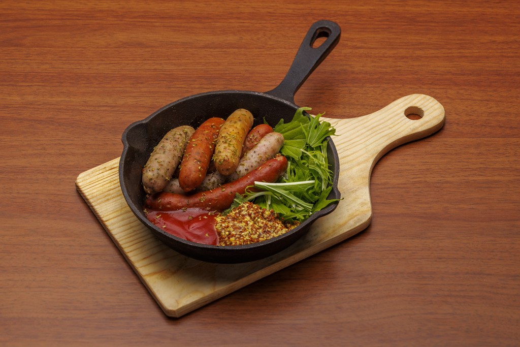 <strong>6種ソーセージ盛り合わせ<br>〜Assorted Sausages〜</strong>　880<small>円</small><br>