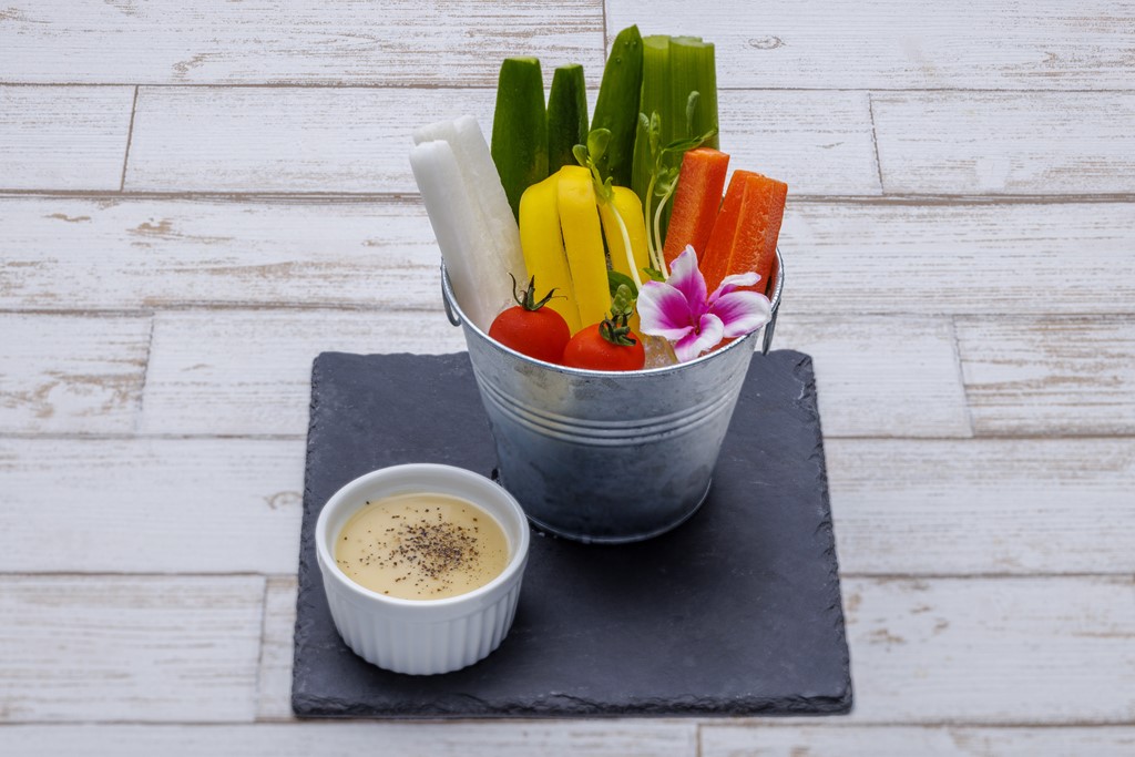 <strong>彩り野菜のバーニャカウダ<br>〜Colorful Vegetables’ Bagna Cauda〜</strong>　980<small>円</small><br>
