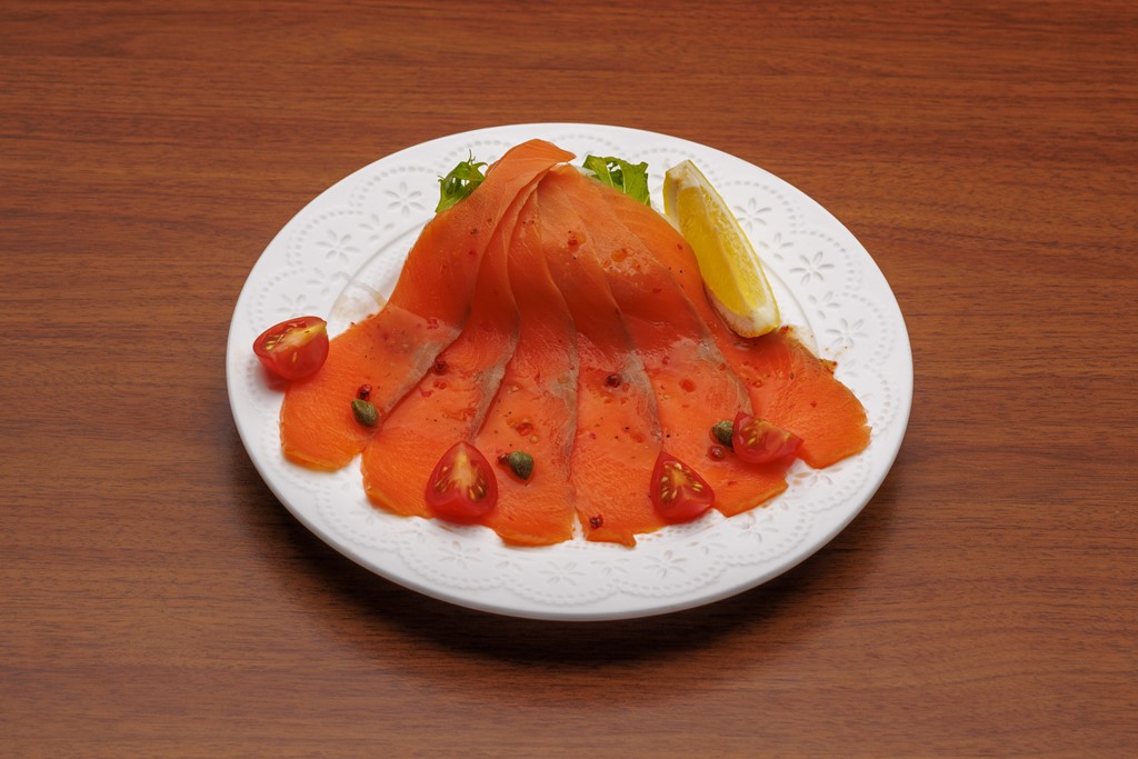 <strong>サーモンカルパッチョ<br>〜Salmon Carpaccio〜</strong>　1,100<small>円</small><br>