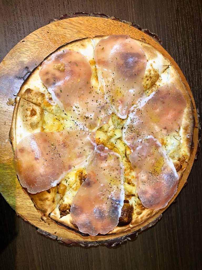 <strong>生ハムピザ<br>〜Raw ham pizza〜</strong>　1,600<small>円</small><br>