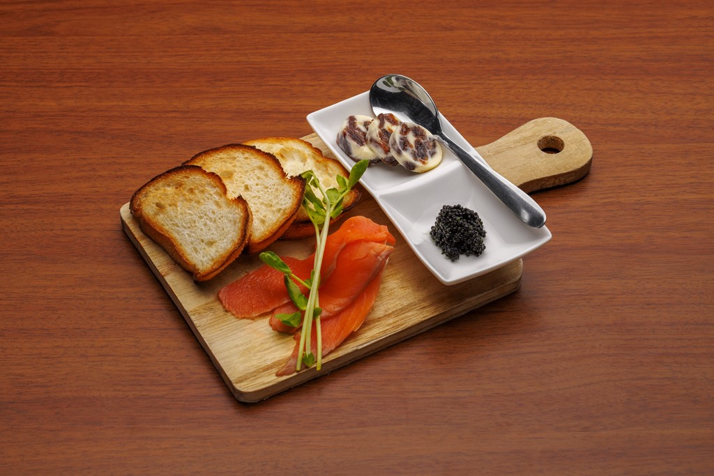 <strong>Canape With caviar</strong>　880<small>yen</small><br>