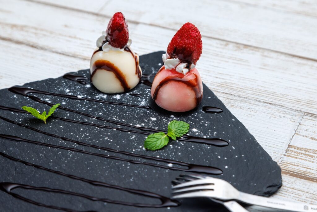 <strong>Mochi-Mochi Ice Cream Plate</strong>　680<small>yen</small><br>