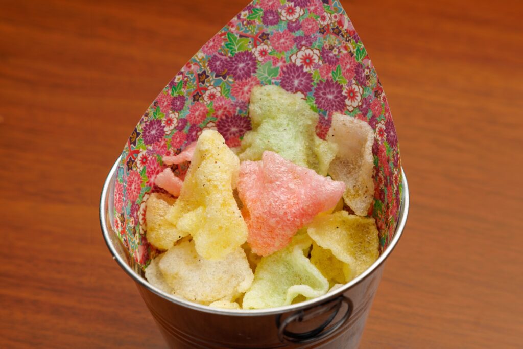 <strong>やみつきトリュフえびせん Trufle-flavored Shrimp Chips</strong>　680<small>円</small><br>